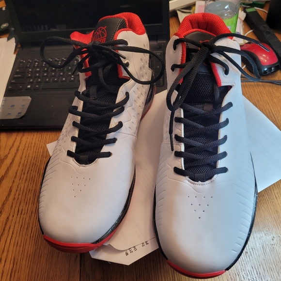 Man's Sneskers - Picture 4 of 10